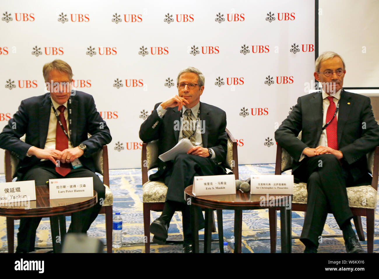 (Da sinistra) economisti americani Lars Peter Hansen e Eric S. Maskin e British-Cypriot economista Sir Christopher Pissarides A. frequentare un seminario lau Foto Stock