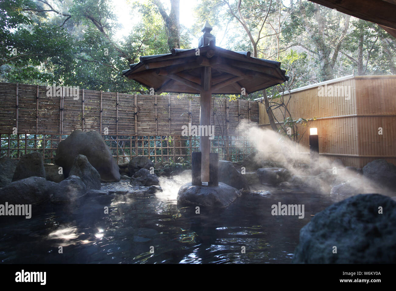 Vista di una sorgente termale calda all'aperto a Giapponese Patrimonio Culturale Ochiairo Murakami in Izu, Giappone, 3 febbraio 2017. Registrati come un tangibile sostegno culturale Foto Stock