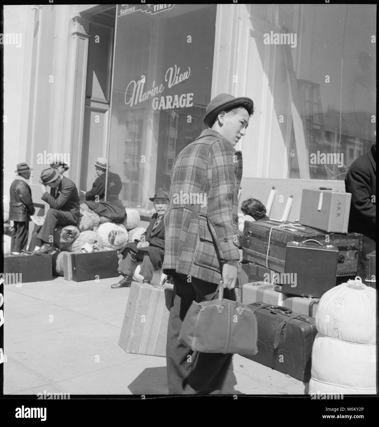 San Francisco, California. Un giovane evacuee arriva a 2020 Van Ness Avenue, luogo di incontro di primo . . .; Portata e contenuto: tutta la didascalia per questa fotografia si legge: San Francisco, California. Un giovane evacuee arriva a 2020 Van Ness Avenue, luogo di incontro del primo contingente di essere rimosso da San Francisco a Santa Anita Park centro di assemblaggio di Arcadia, California. Gli sfollati saranno trasferiti al War Relocation Authority centri per la durata. Foto Stock