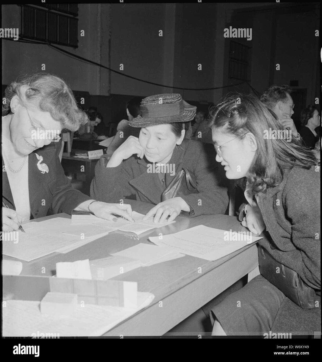 San Francisco, California. Una conferenza sui dettagli di evacuazione 2031 Bush Street. Agli sfollati di Japane . . .; Portata e contenuto: tutta la didascalia per questa fotografia si legge: San Francisco, California. Una conferenza sui dettagli di evacuazione 2031 Bush Street. Agli sfollati di ascendenza giapponese sarà alloggiato in War Relocation Authority centri per la durata. Foto Stock