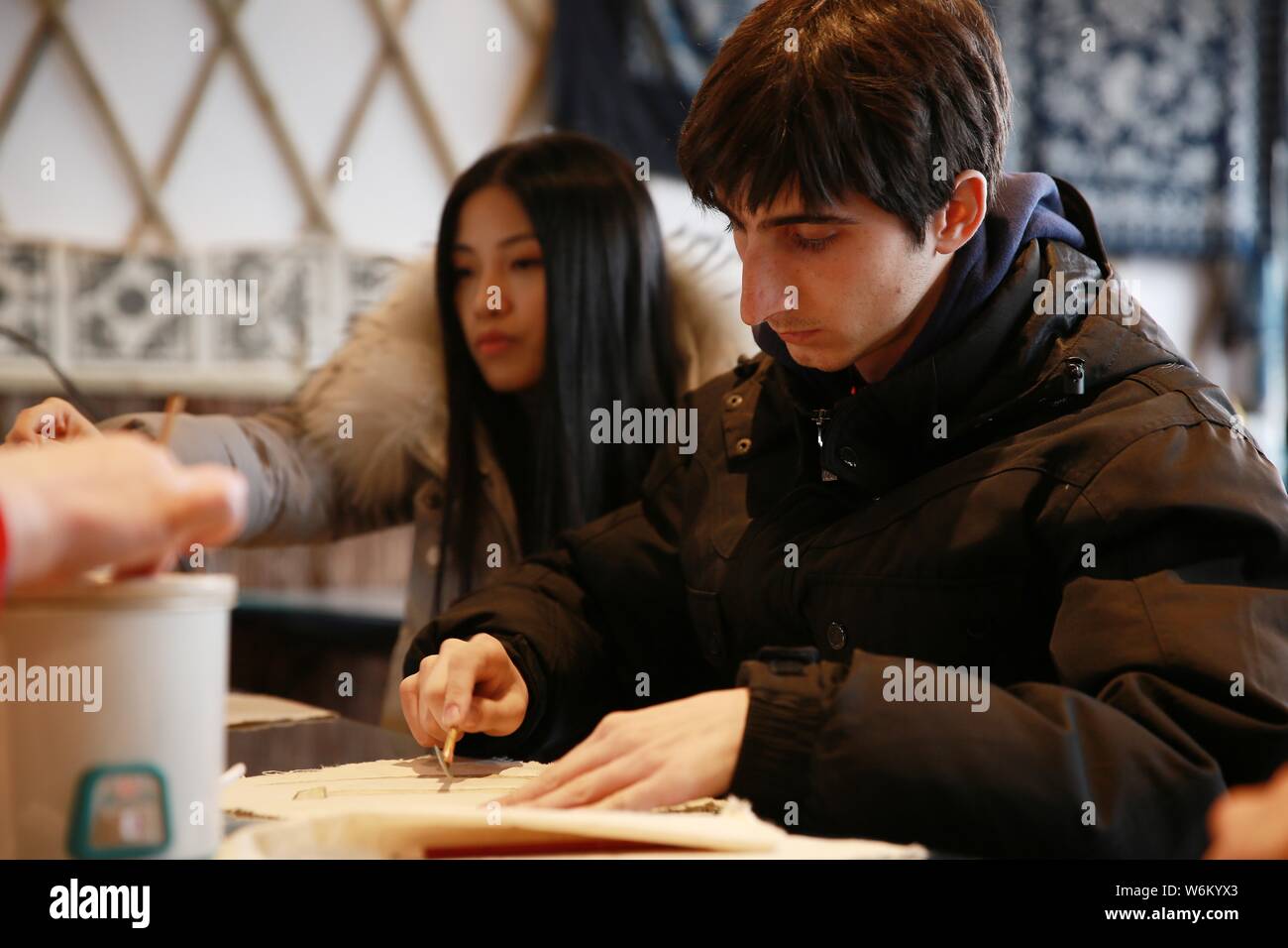 Un overseas student tenta il Miao etnica in batik Danzhai county, Qiandongnan Miao e Dong prefettura autonoma, a sud-ovest della Cina di Guizhou Foto Stock