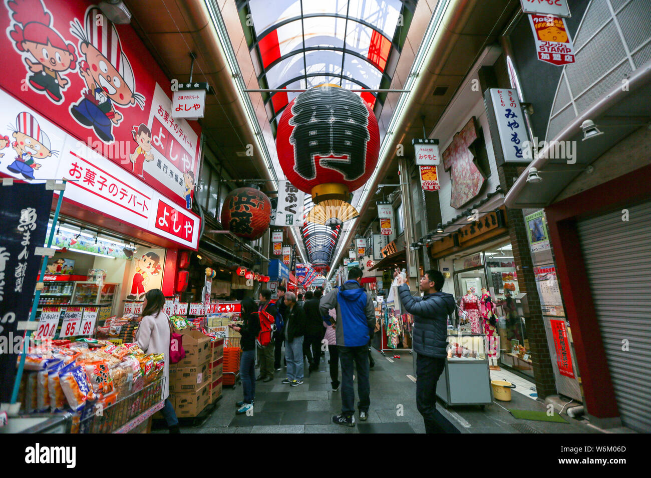 I clienti shop all'Kuromon Ichiba mercato in Osaka, Giappone, 19 novembre 2017. Kuromon Ichiba è un vivace mercato coperto che si allunga per 580 soddisfatte Foto Stock