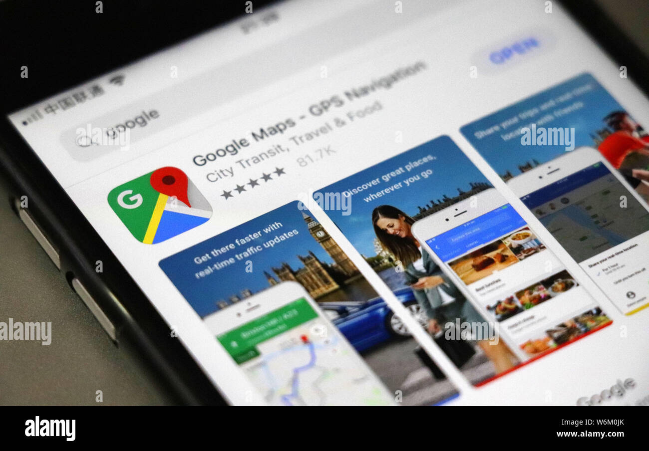 Un utente di telefonia mobile mostra l'icona di Alphabet Inc Google Maps in App Store sul suo smartphone a Pechino in Cina, 16 gennaio 2018. Alfabeto Inc Foto Stock