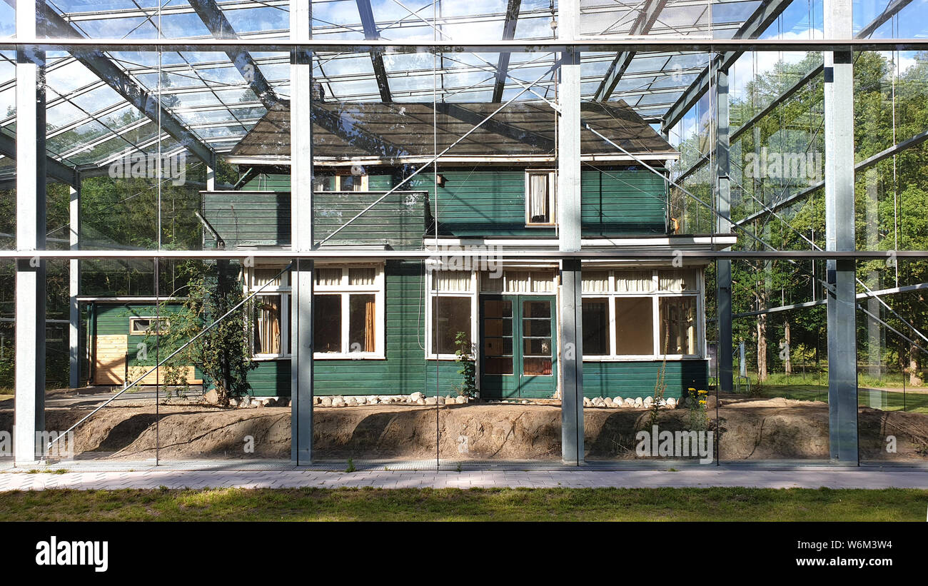 Di Westerbork, Paesi Bassi - 2 Luglio 2019: la casa del comandante di camp Albert Konrad Gemmeker con copertura in vetro a ex campo di Westerbork. Westerb Foto Stock