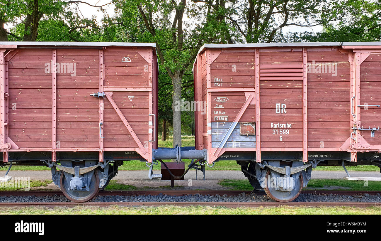 Di Westerbork, Paesi Bassi - 2 Luglio 2, 2019: vista frontale il treno a Westerbork camp utilizzato per la deportazione dei prigionieri nei campi di concentramento. Foto Stock