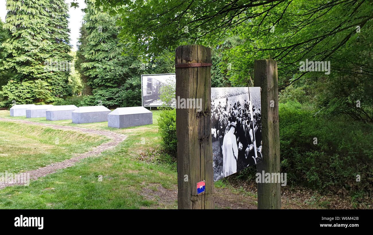 Di Westerbork, Paesi Bassi - 2 Luglio 2, 2019: in piedi all'ingresso dell ex campo di Westerbork, un campo di concentramento nella provincia olandese di Drenthe. Foto Stock