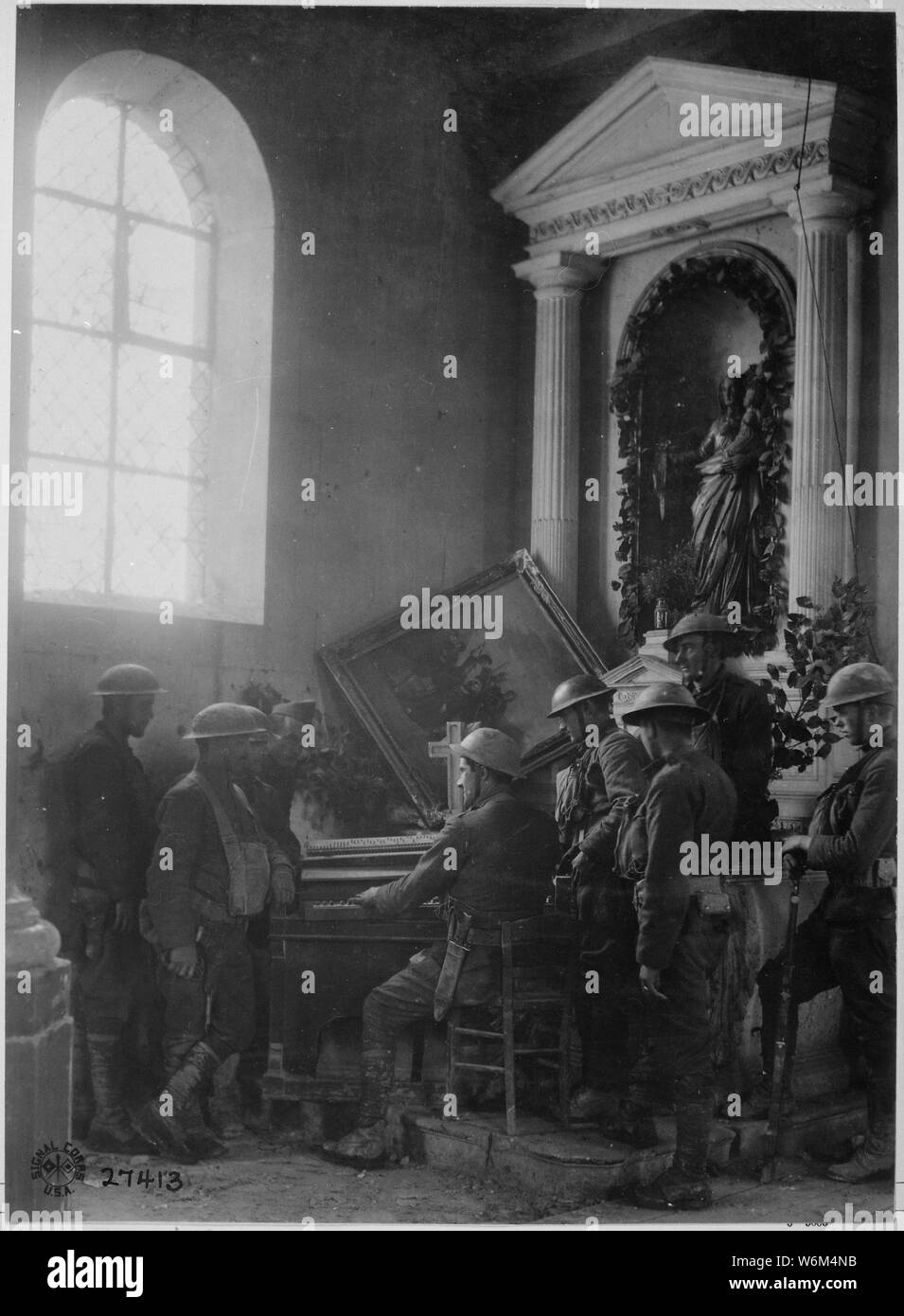 Squadra di soldati americani di ascoltare uno dei loro compagni giocando l organo in semi-distrutto vecchia chiesa in Exermont, in Argonne. Francia, 11 ottobre 1918. Il sergente J. A. Marshall., ca. 1900 - 1982; Note Generali: Utilizzo di guerra e di conflitto numero 653 quando si ordina una riproduzione o la richiesta di informazioni su questa immagine. Foto Stock