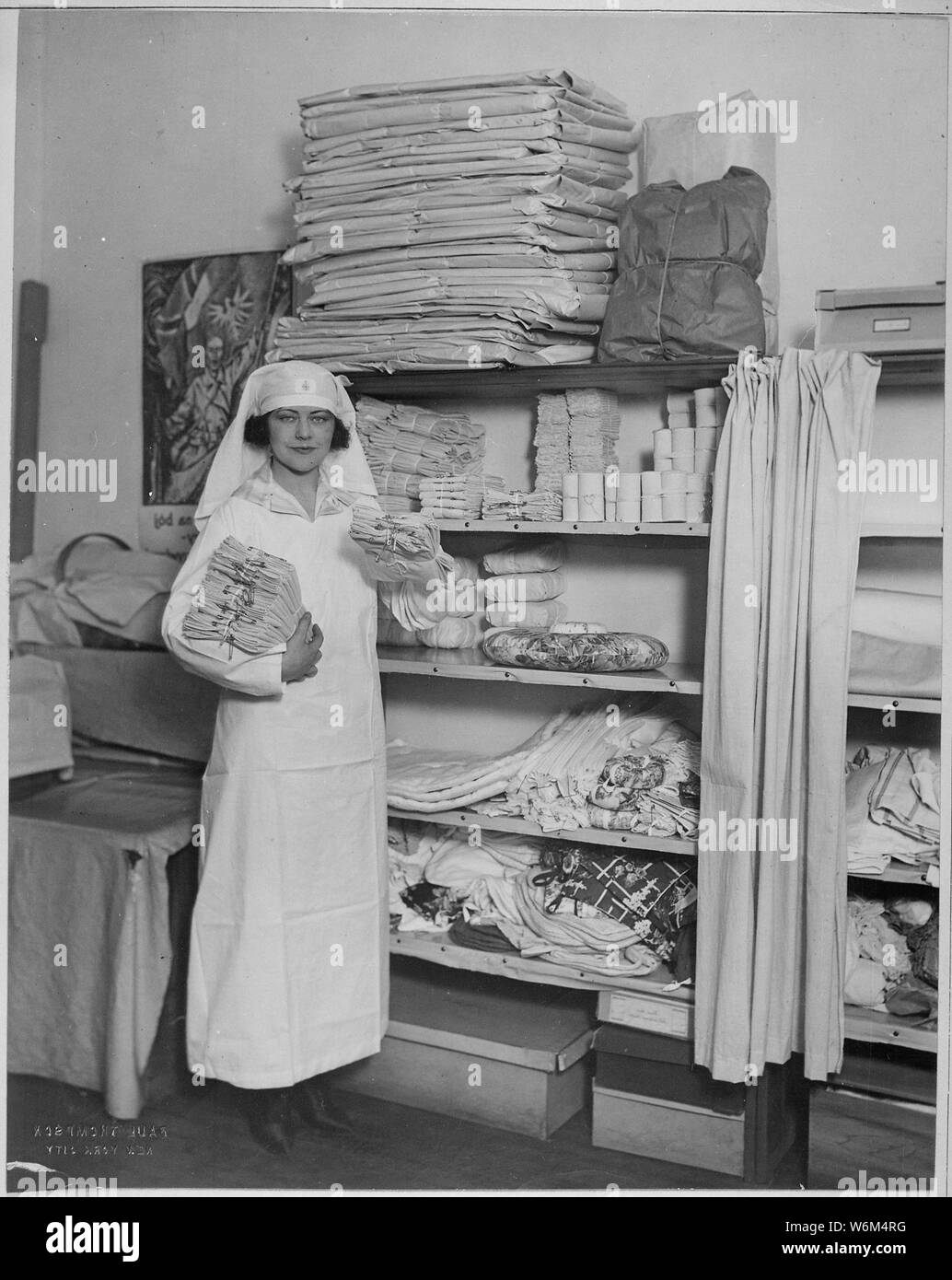 Fase le donne la guerra di rilievo. Peggy O'Neil ha fornito centinaia di bambini nordamericani con filati e aghi da maglia a maglia indumenti per bambini indigenti della Francia e del Belgio., 01/28/1919; Note Generali: Utilizzo di guerra e di conflitto numero 550 quando si ordina una riproduzione o la richiesta di informazioni su questa immagine. Foto Stock