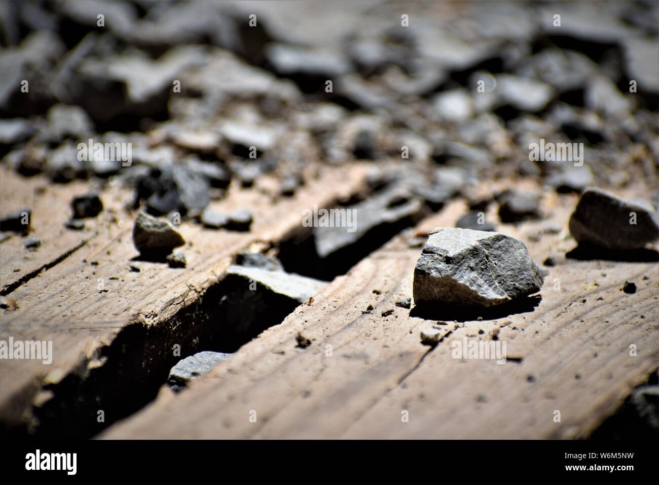 Pezzi di piccoli sassi su vecchie tavole di legno Foto Stock