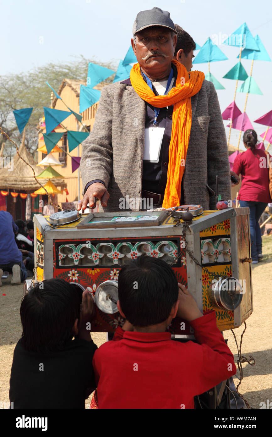 Bambini che guardano film in bioscope a Surajkund Crafts Mela, Surajkund, Faridabad, Haryana, India Foto Stock