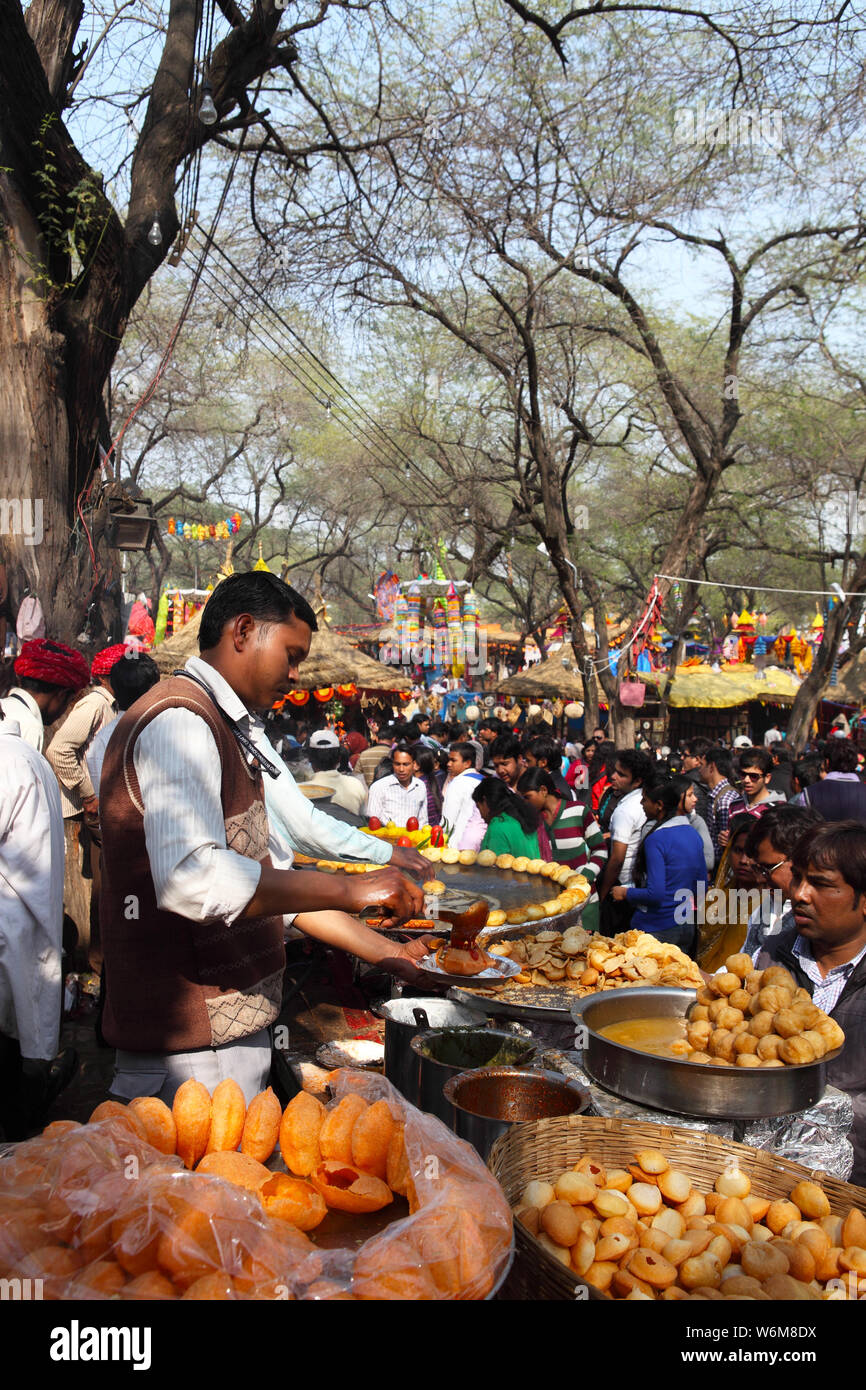 Uomo che prepara il cappellotto ad una stalla, Mela di mestieri di Surajkund, Surajkund, Faridabad, Haryana, India Foto Stock