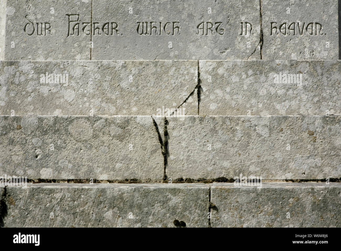 Iscrizione della dicitura "Padre nostro che sei nei cieli' sul grado 1 elencati di Eleanor Cross War Memorial, Sledmere, nello Yorkshire, Regno Unito. Foto Stock