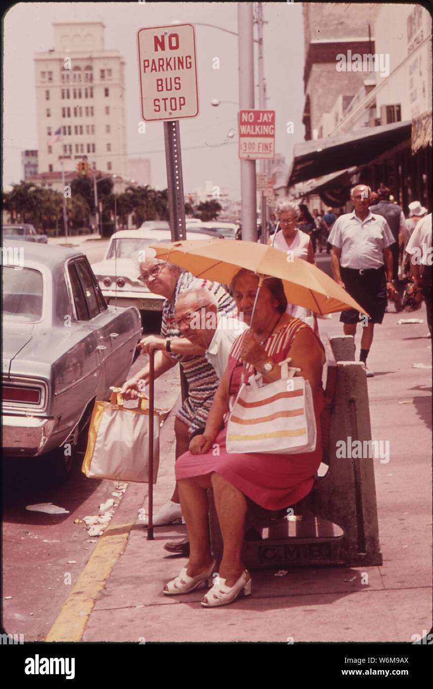 La zona di South Beach di Miami Beach ha attirato un crescente colonia di persone in età pensionabile. Questo gruppo attende un autobus dopo un viaggio di shopping Foto Stock