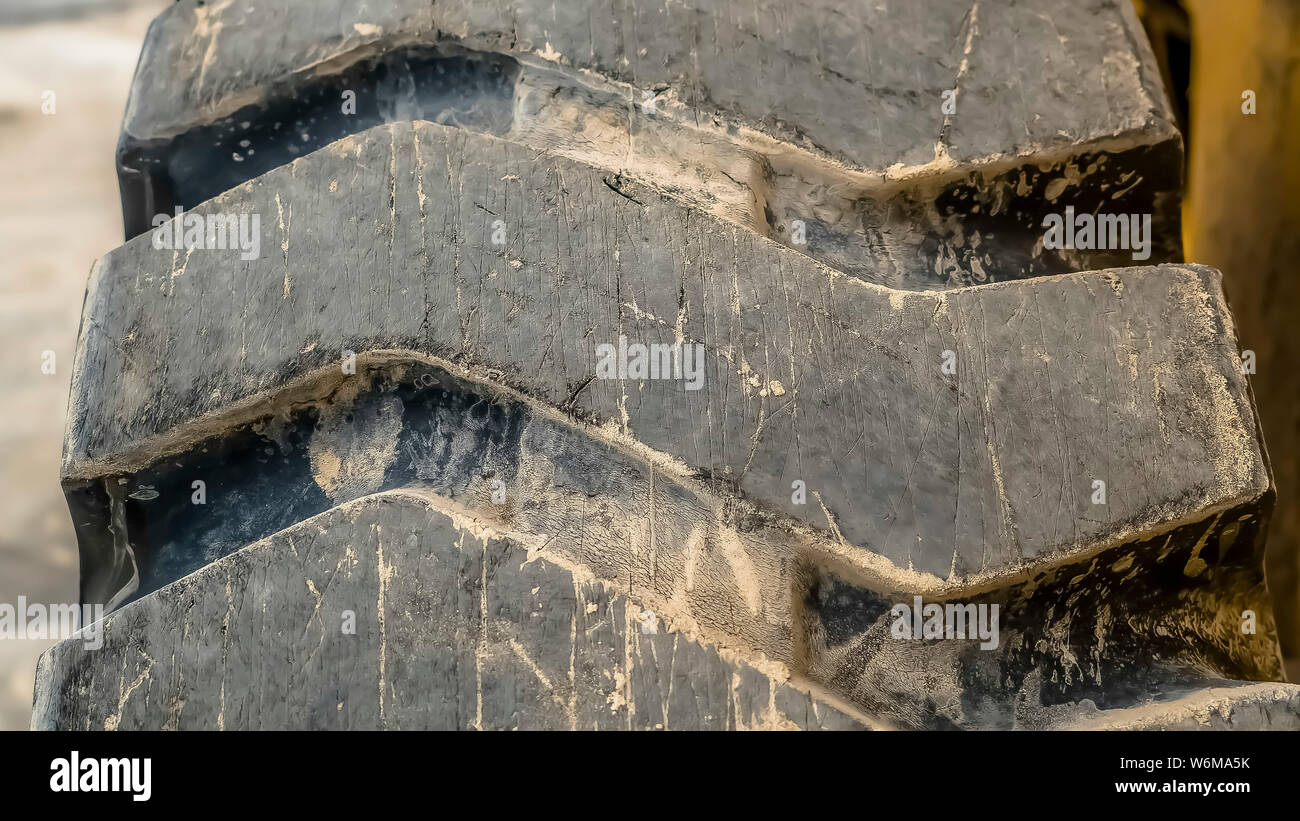 Panorama di spessore del telaio pneumatico di gomma nero di un giallo  attrezzature da costruzione visto in inverno Foto stock - Alamy