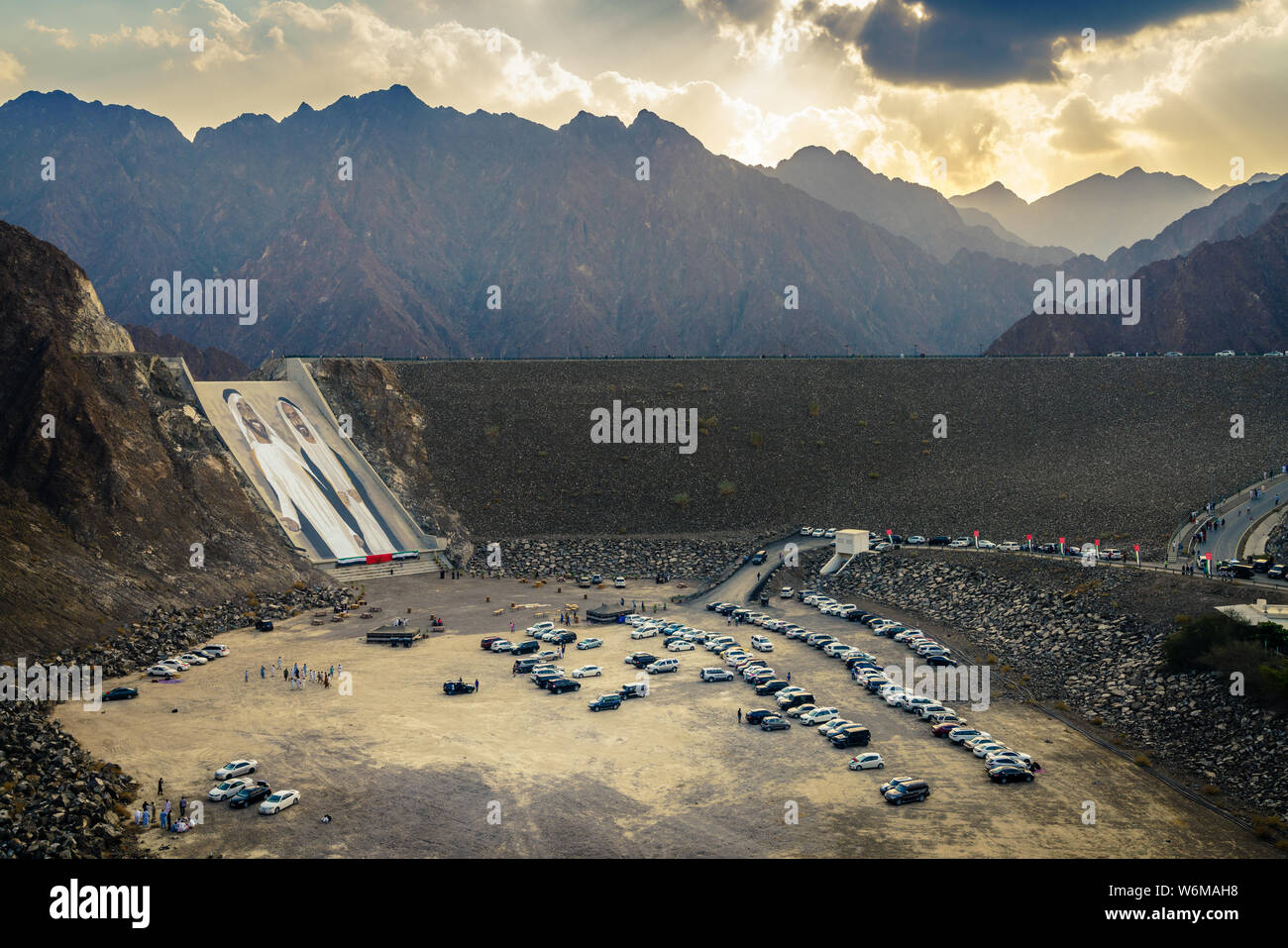 Hatta, Dubai, UAE, 2 Dicembre 2017: Hatta Dam con immagini di EMIRATI ARABI UNITI leader nell'Emirato di Dubai, Emirati arabi uniti Foto Stock