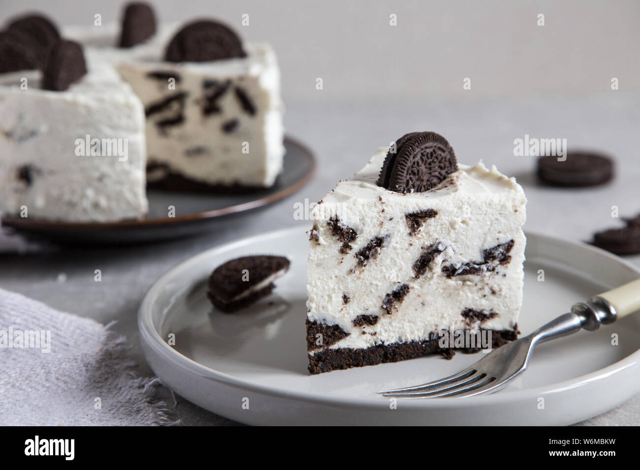 Cremoso Cheesecake senza cottura al forno con biscotti al cioccolato. oreo Torta di biscotti Foto Stock