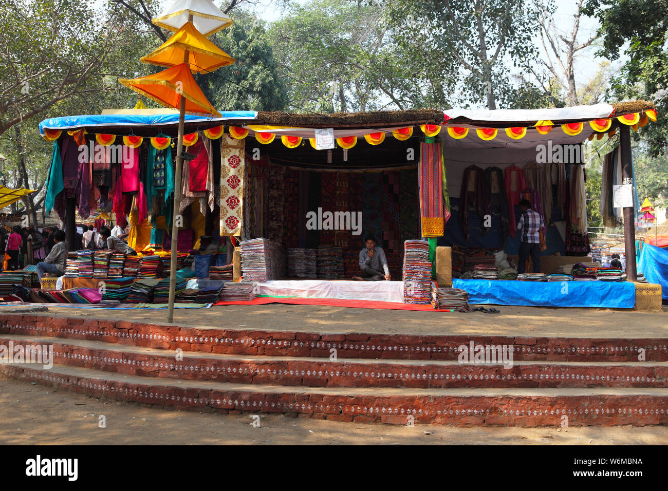Negozi di abbigliamento a Surajkund Crafts Mela, Surajkund, Faridabad, Haryana, India Foto Stock