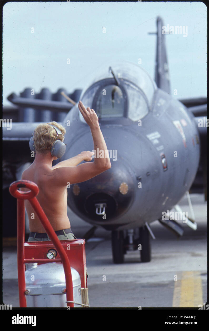 Tan Son Nhut Air Base, Sud Vietnam....il sergente Richard L. Moser di distacco 1, 460th Tactical Reconnaissance Wing, segnali pilota per avviare il motore di un U.S. Air Force RB-57 prima di una missione di ricognizione. Foto Stock