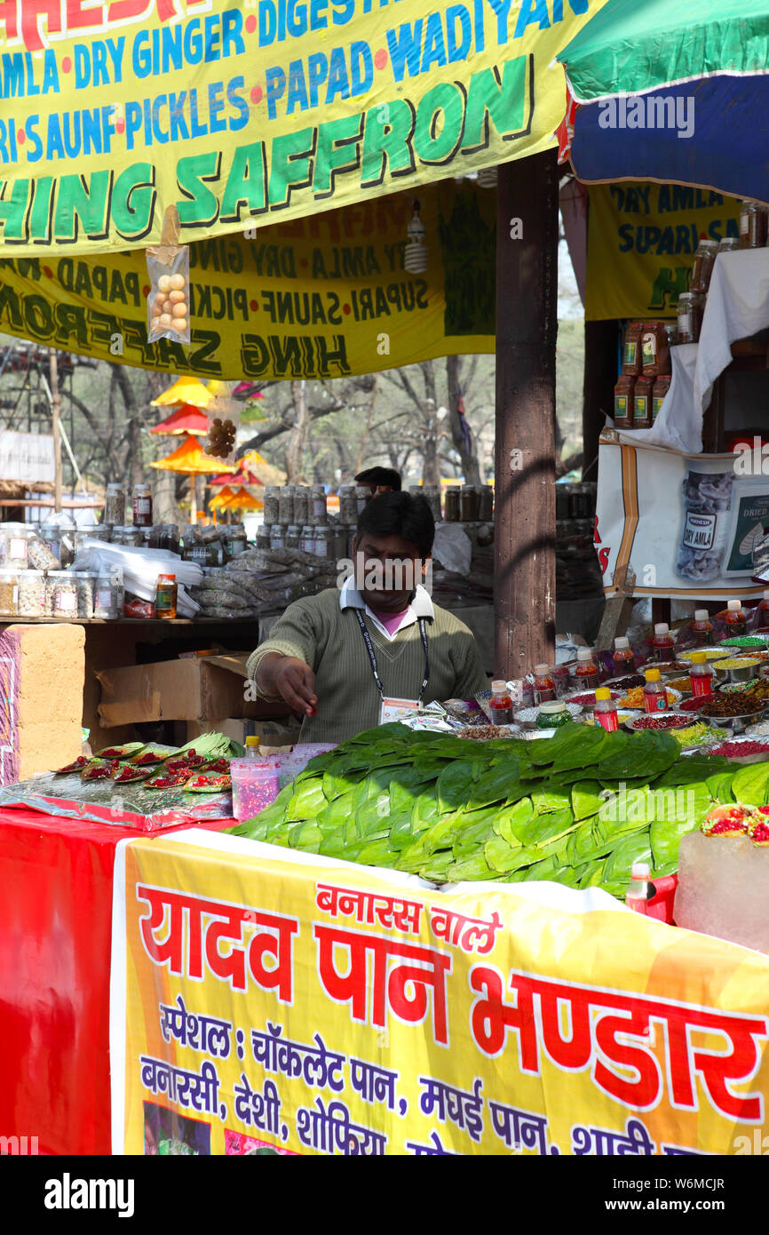 Venditore che fa paan a Surajkund Mela Artigianato, Surajkund, Faridabad, Haryana, India Foto Stock