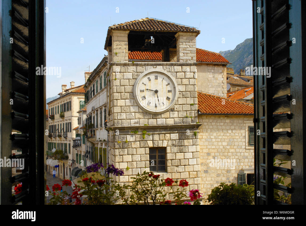 Vista della vecchia casa witn orologi da parete attraverso la finestra. Kotor, Montenegro Foto Stock