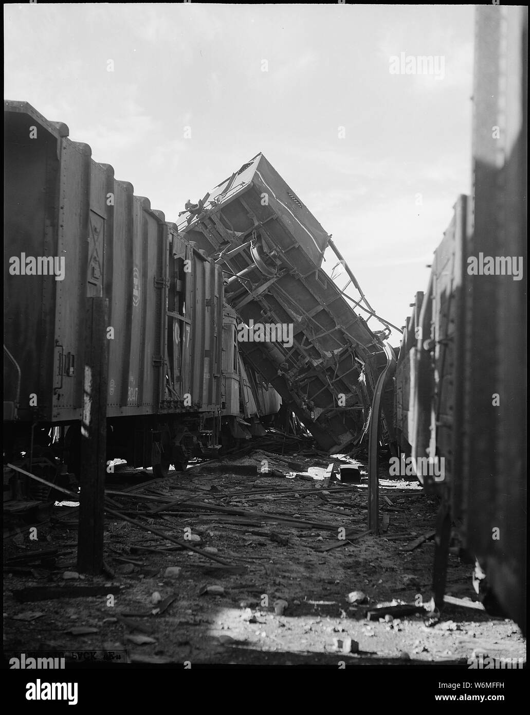 Questa fotografia ritrae vivamente i risultati dei bombardamenti aerei. Quando le bombe da un B-29 formazione ha tuonato attraverso questo comunista cantiere ferroviario a Pyongyang, Corea, N.W., la forza di un'esplosione twisted guide in acciaio come spaghetti umido e la si lancia questo enorme gondola in aria e fracassato in una stringa di box auto. Non appena i comunisti riparare questo cantiere, ricognizione fotografica sarà nuovamente il flash di luce verde e vagoni ferroviari si danza per la Air Force sintonizzare una volta di più. Foto Stock