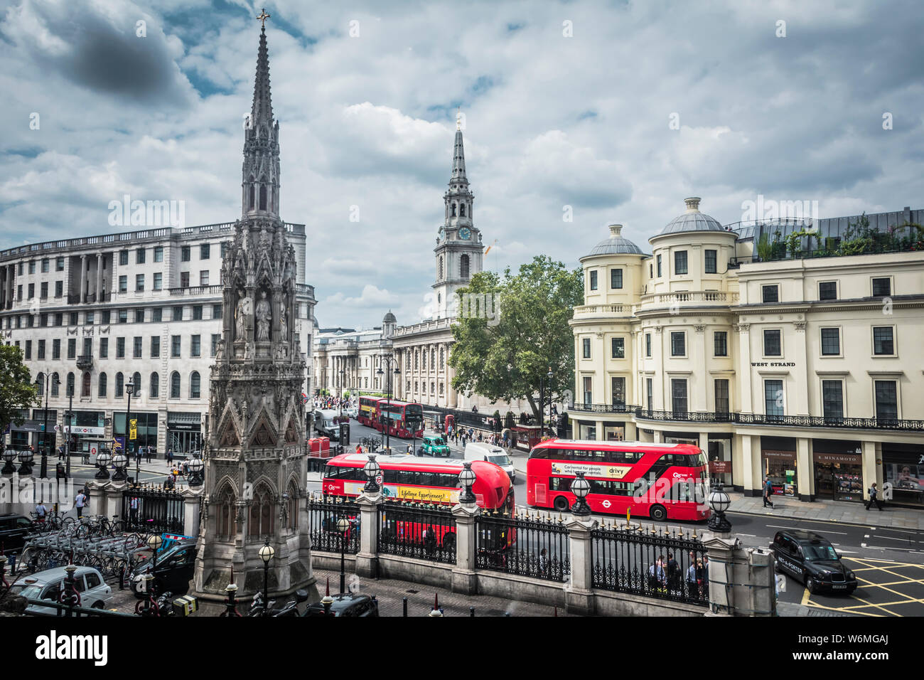 Una replica del Vittoriano medievale della regina Eleonora Memorial Cross fuori la stazione di Charing Cross di Londra, Regno Unito Foto Stock