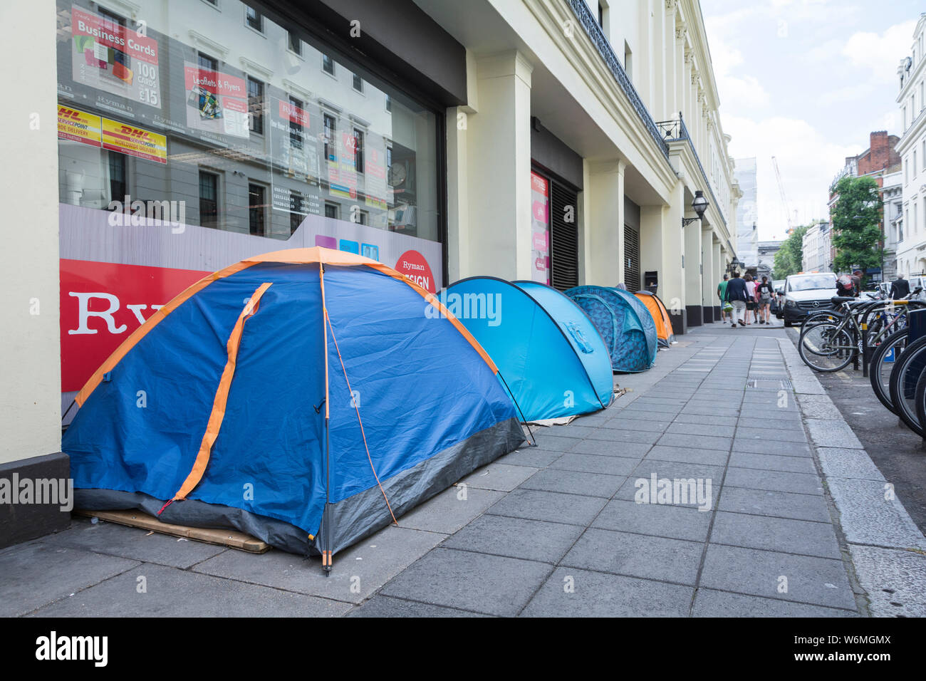 Una fila di tende per i grezzi di traversine in William IV Street, nelle vicinanze del Charing Cross Station nel West End di Londra, Regno Unito Foto Stock