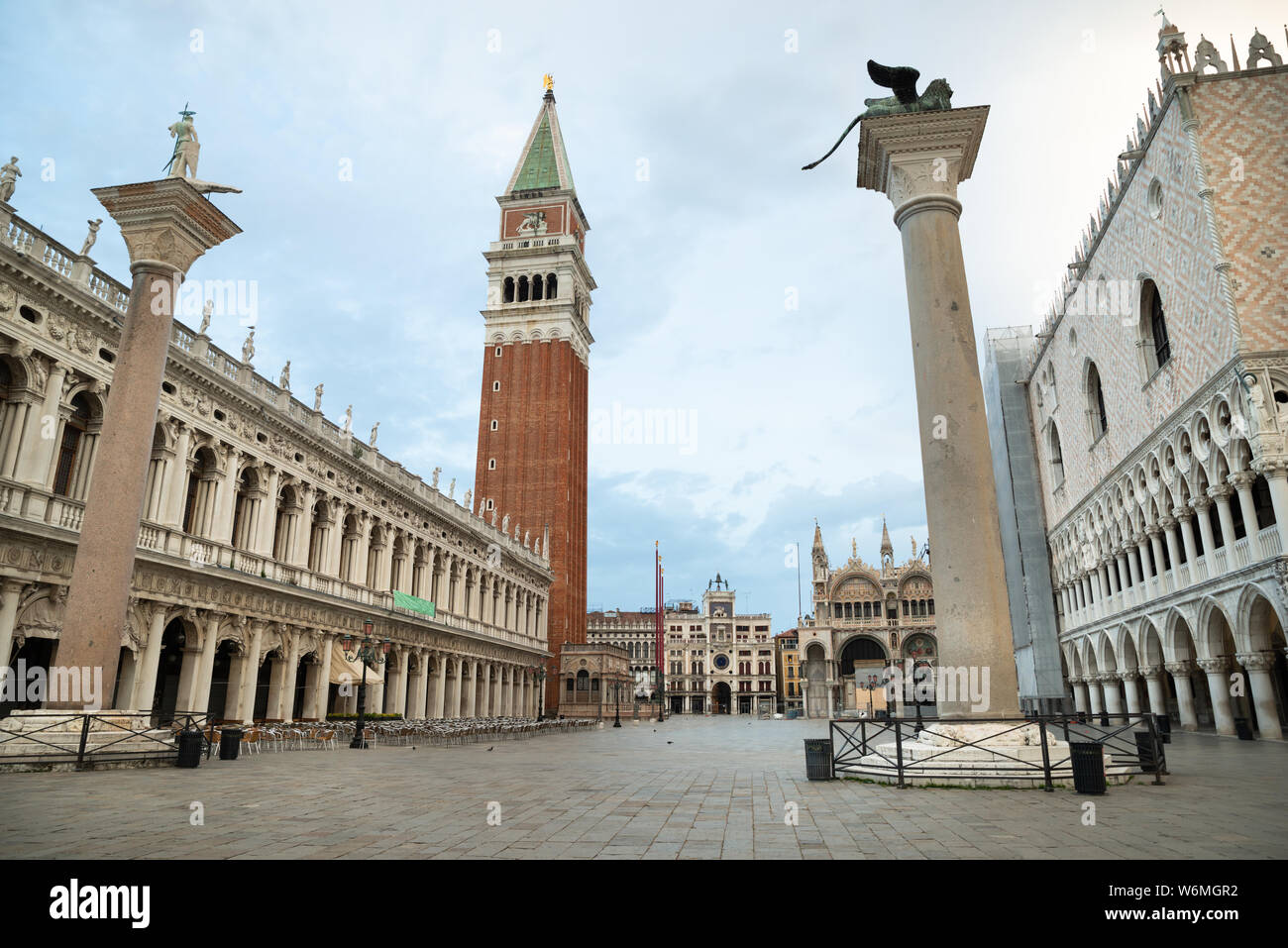 Vista di Piazza San Marco a Sunrise a Venezia, Italia Foto Stock