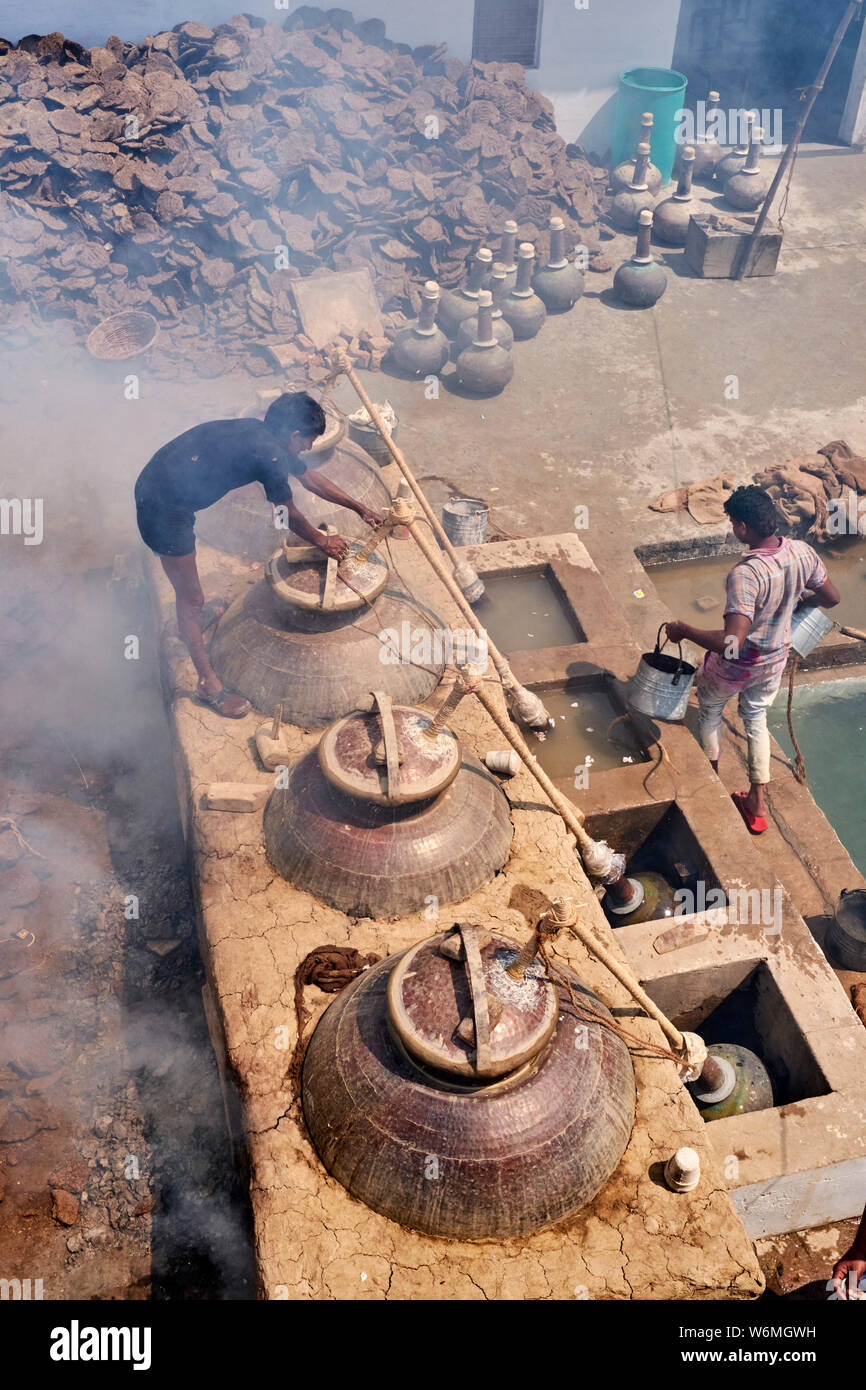 India, Uttar Pradesh, la città dei profumi in cui le rose sono acqua distillata per l'industria dei profumi Foto Stock
