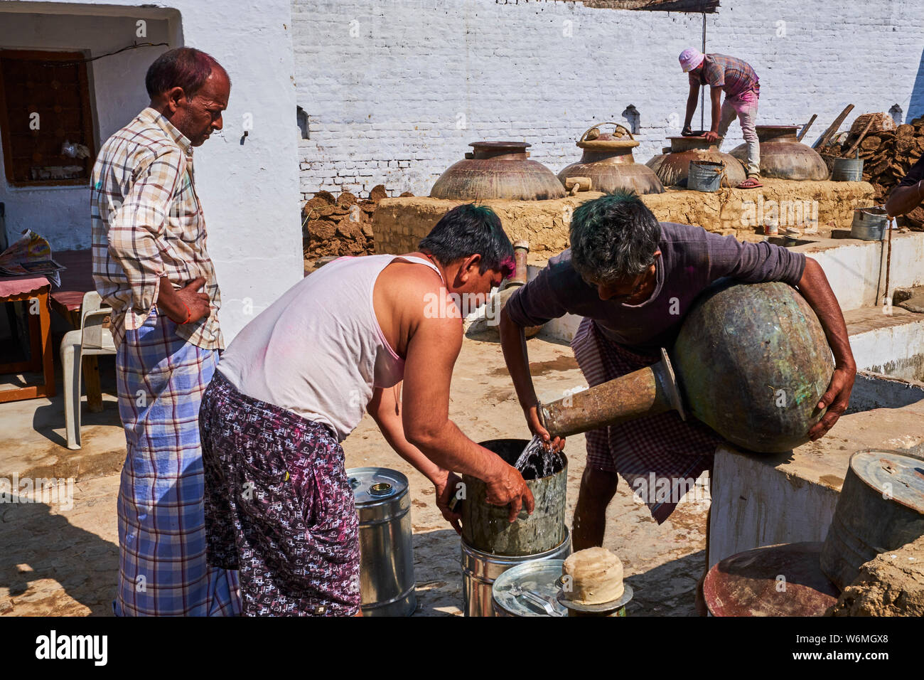 India, Uttar Pradesh, la città dei profumi in cui le rose sono acqua distillata per l'industria dei profumi Foto Stock