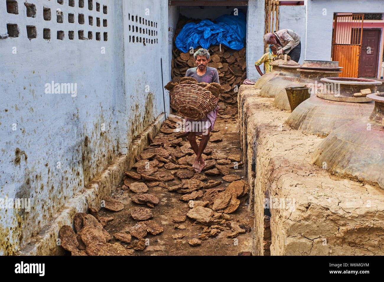 India, Uttar Pradesh, la città dei profumi in cui le rose sono acqua distillata per l'industria dei profumi Foto Stock
