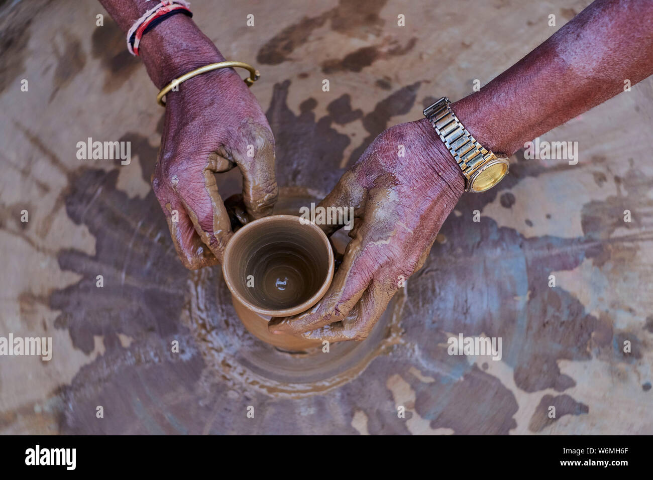 India Rajasthan, Abhaneri, potter facendo una tazza di tè Foto Stock