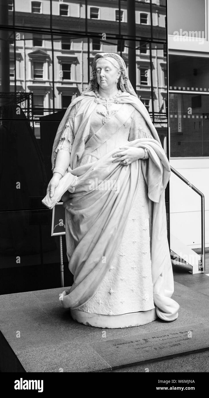 Statua marbale della regina Victoria, all'Imperial College, South Kensington, Londra SW7. Foto Stock