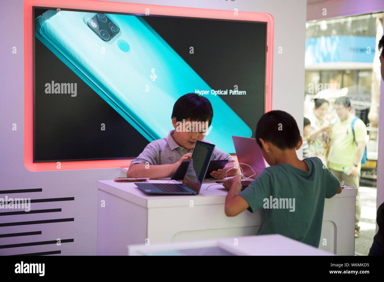Huawei - tecnologia 5g, rete 5g, 2 ragazzi asiatici che utilizzano 5g per giocare online. Aziende tecnologiche. Foto Stock