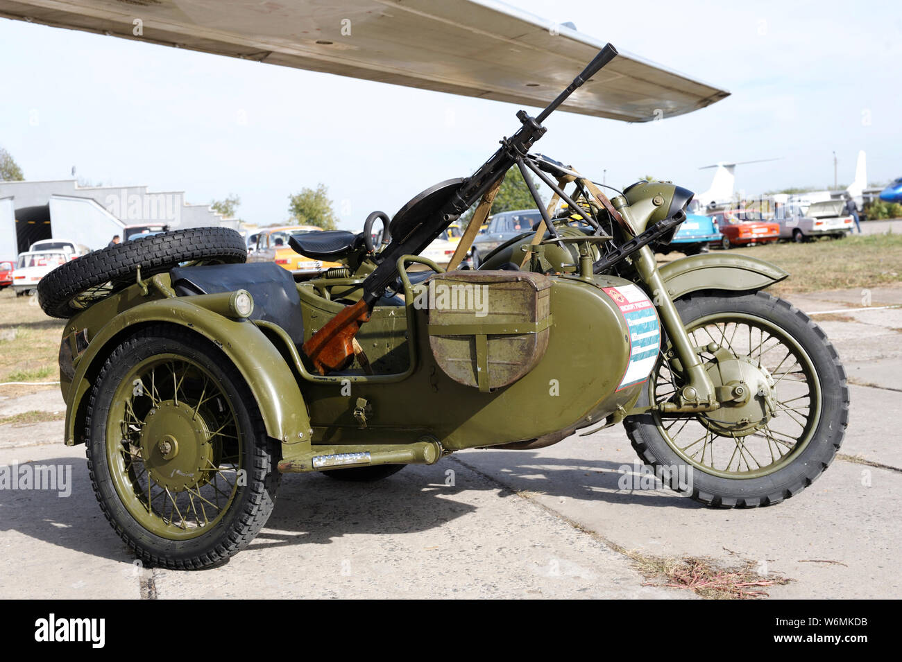 Vecchia motocicletta M-72, militare modello anno 1978 con la mitragliatrice set, realizzati in URSS. Festival vecchia auto di terra. Maggio 12, 2019. A Kiev, Ucraina Foto Stock