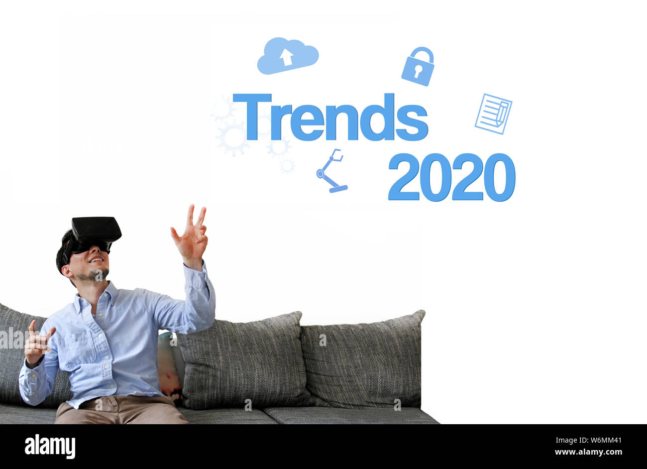Uomo con occhiali VR sul lettino gesticolando verso di esso & tecnologia tendenze Foto Stock