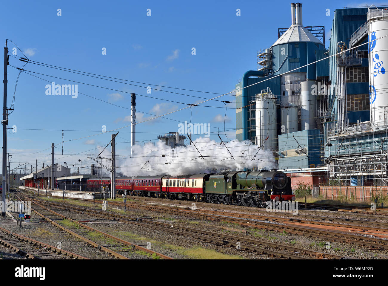 Royal Scot classe locomotiva a vapore No.46100 tempeste attraverso warrington bank Quay Station con una speciale Railtour a Carlise. Foto Stock