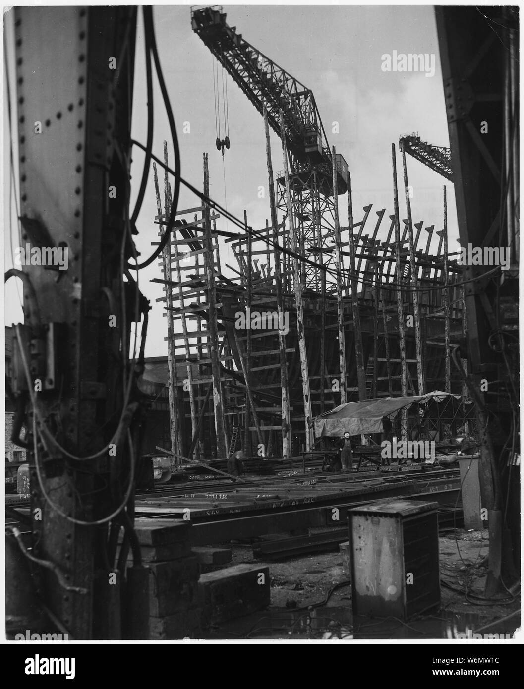 Regno Unito. Clydebank, Scozia. Ancora un telaio shapless Lavori di ponteggio in acciaio, questo 28.000 ton petroliera, edificio in Clydebank cantiere di costruzione navale di Fairfield e Engeering Comapny, è dovuto per il lancio entro due mesi (aprile-maggio) - e Clydebank non perde mai il termine; Portata e contenuto: Regno Unito. Clydebank, Scozia. Ancora un telaio shapless Lavori di ponteggio in acciaio, questo 28.000 ton petroliera, edificio in Clydebank cantiere di costruzione navale di Fairfield e Engeering Comapny, è dovuto per il lancio entro due mesi (aprile-maggio) - e Clydebank non perde mai il termine. Br Foto Stock