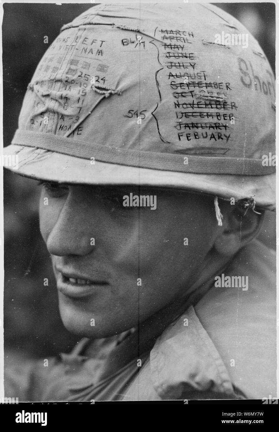 Il Vietnam....un cielo Trooper dal 1° Divisione di cavalleria (Airmobile) tiene traccia del tempo che egli ha lasciato il suo breve tempo casco, mentre partecipanti all'operazione Pershing, nei pressi di Bong figlio. Foto Stock
