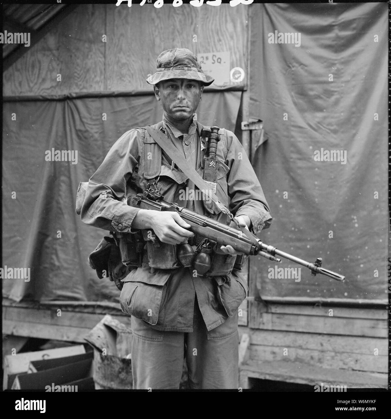 Il Vietnam....il sergente David E. Weimer si prepara a entrare in campo con la società A, battaglione di ricognizione. Weimer è ancora un fotografo con il laboratorio fotografico di Phu Bai, terza divisione Marine. Foto Stock