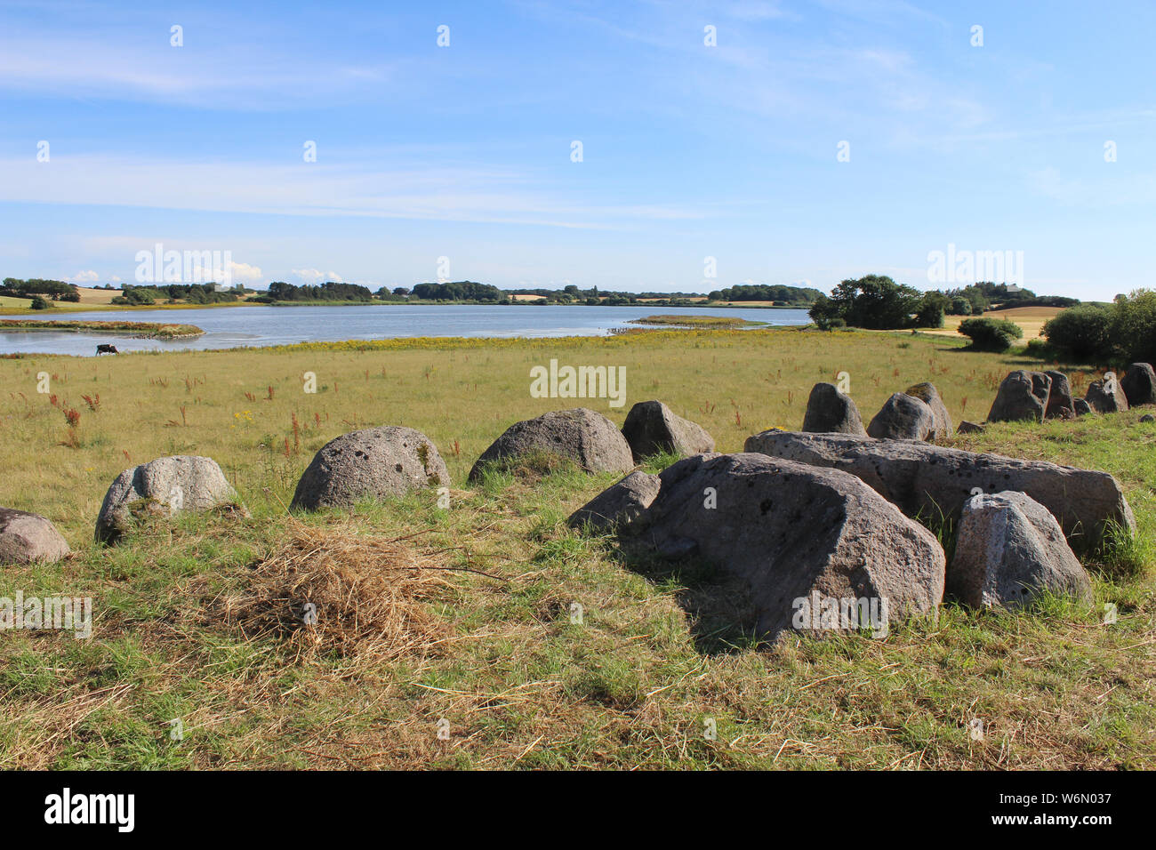 Vista del Long Barrow pietre del neolitico e la campagna circostante a Norreballe né vicino umile, Langeland, Danimarca. Foto Stock
