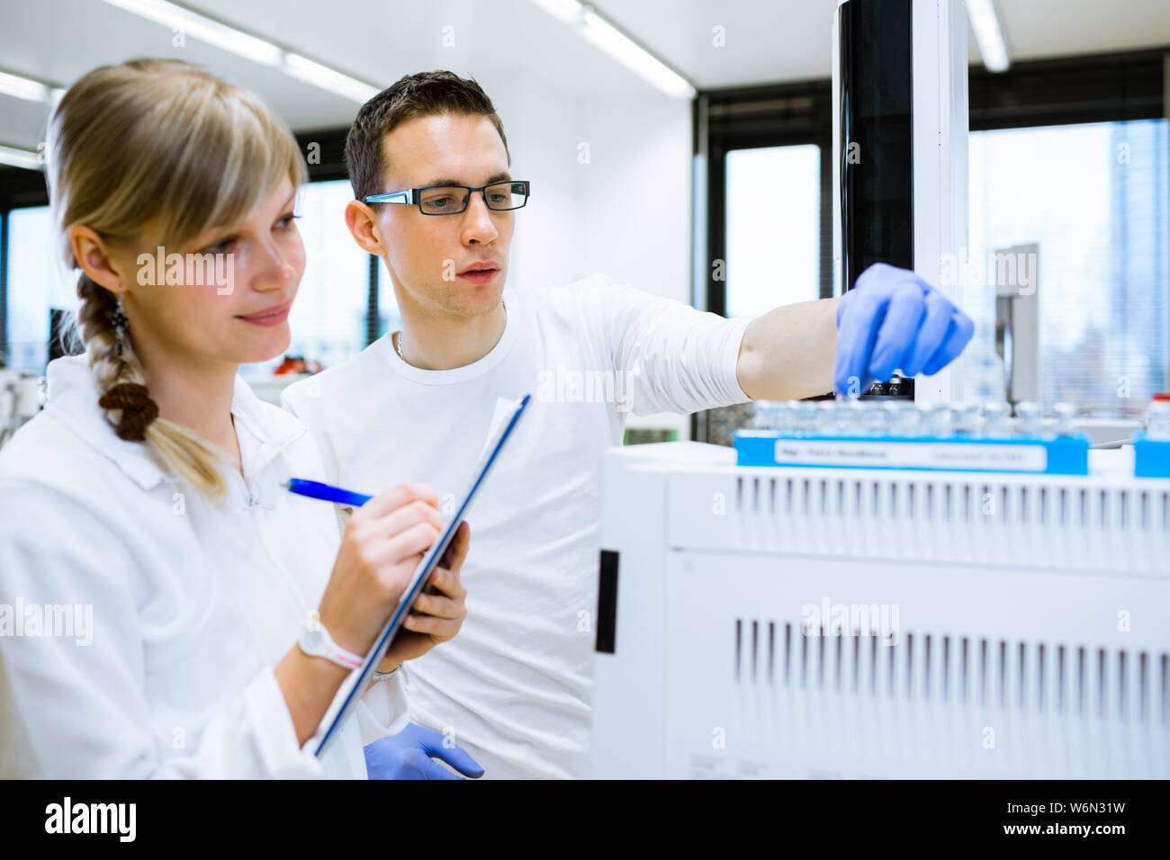 Maschio senior researcher di effettuare attività di ricerca scientifica in laboratorio utilizzando un gascromatografo (SHALLOW DOF; dai toni di colore immagine) Foto Stock