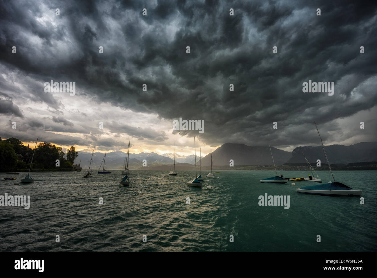Meteo fronte proveniente da ovest; Alpi Bernesi ancora in tempo soleggiato Foto Stock