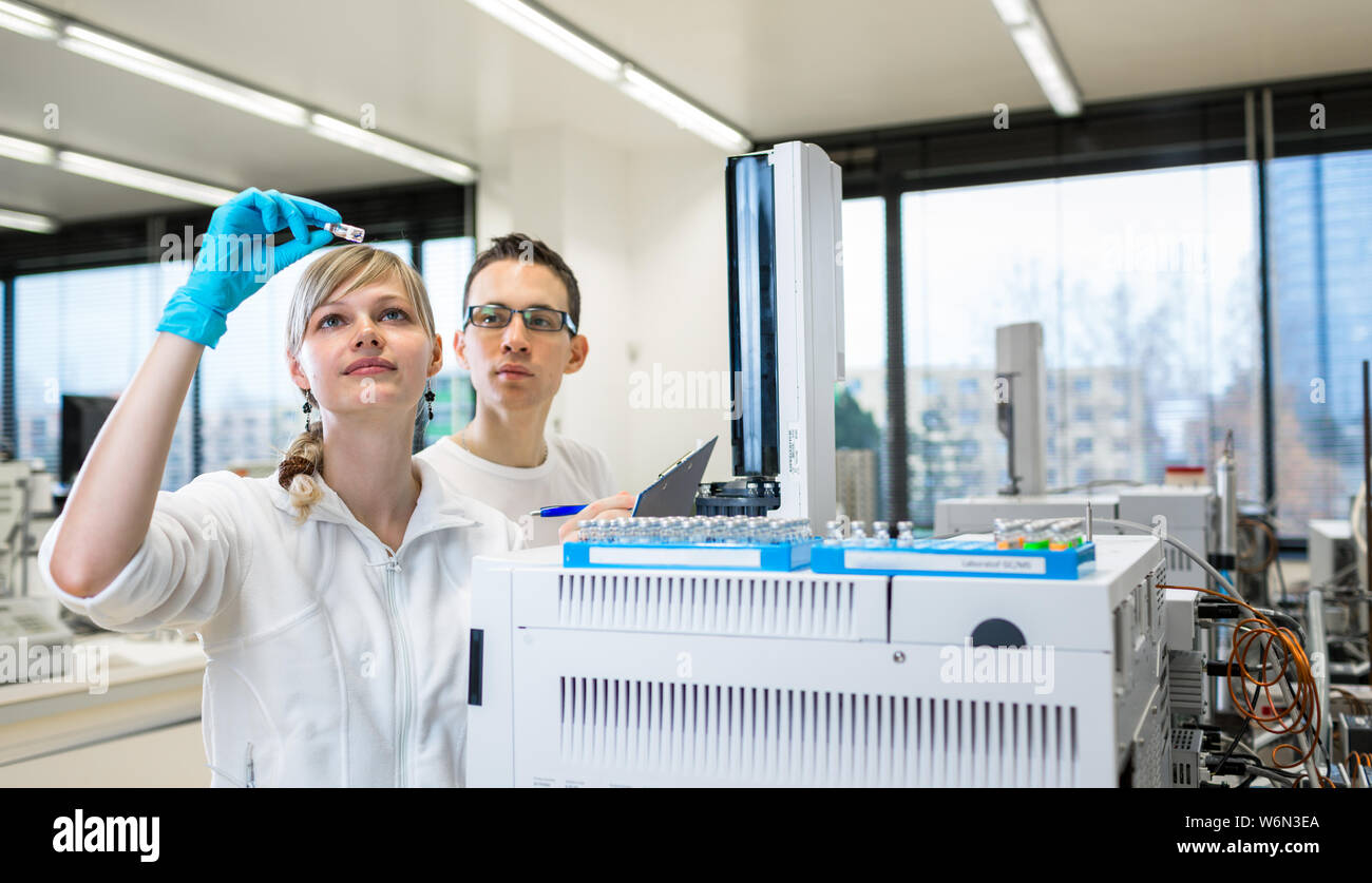 Maschio senior researcher di effettuare attività di ricerca scientifica in laboratorio utilizzando un gascromatografo (SHALLOW DOF; dai toni di colore immagine) Foto Stock