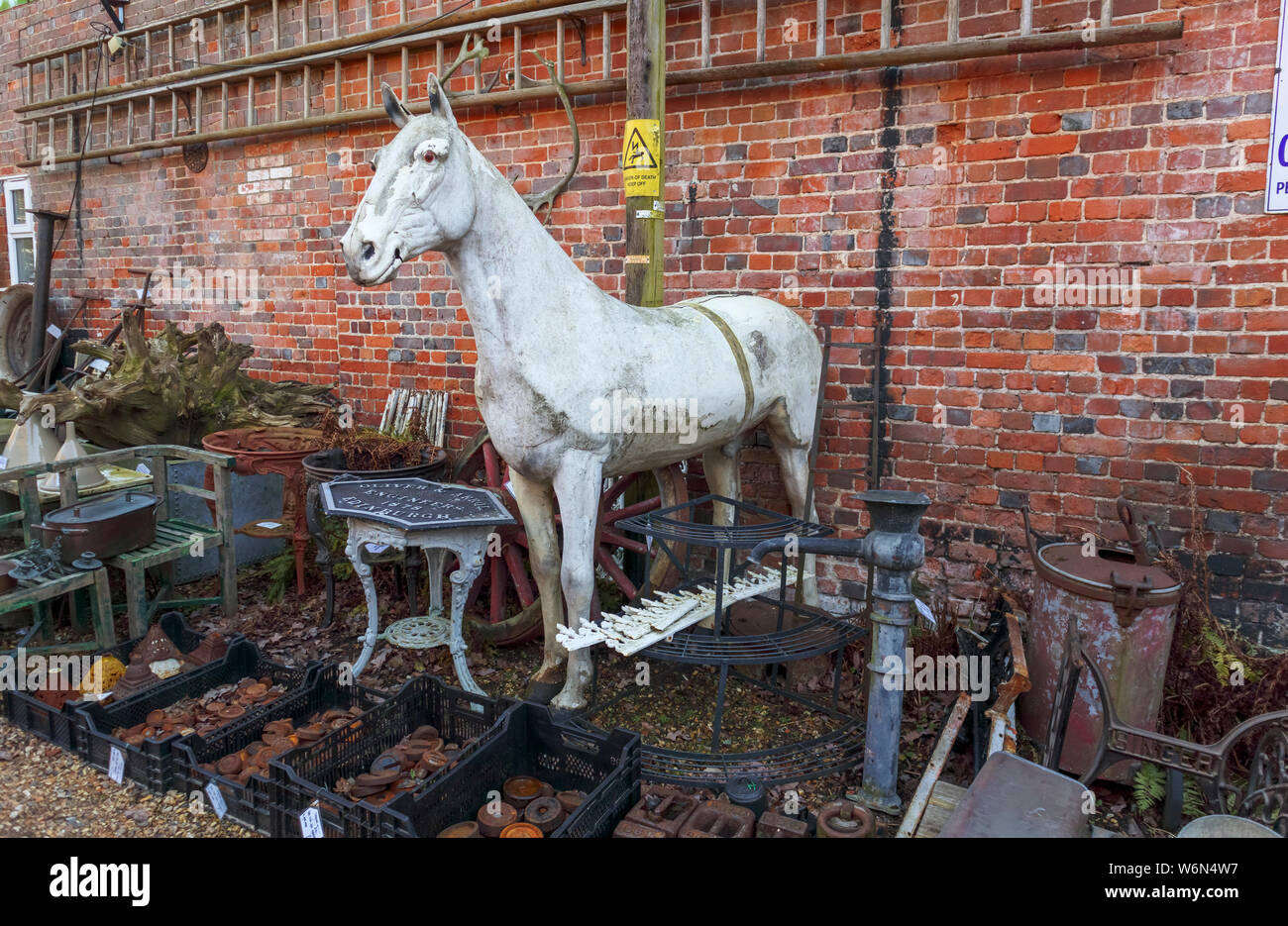 Vintage White Horse e ornamenti da giardino in un negozio di antiquariato in Hungerford, una storica città mercato in Berkshire, Inghilterra Foto Stock