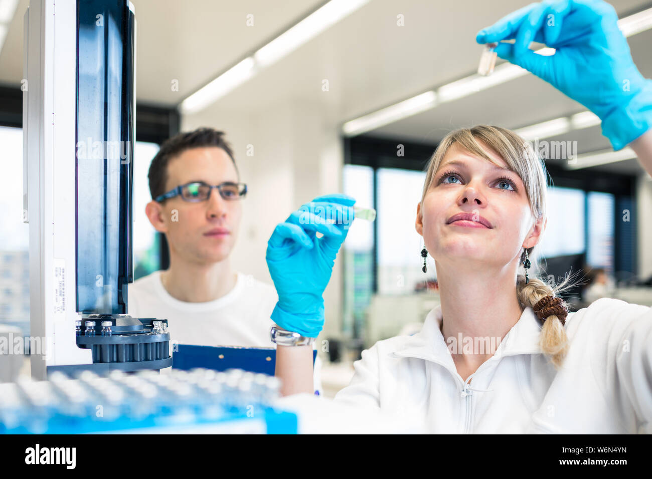 Due giovani ricercatori di effettuare esperimenti in laboratorio (SHALLOW DOF; dai toni di colore immagine) Foto Stock