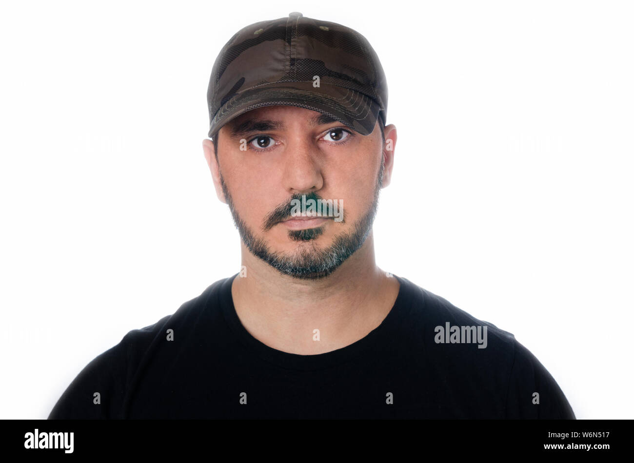 Uomo serio con cappuccio camouflage su sfondo bianco Foto Stock