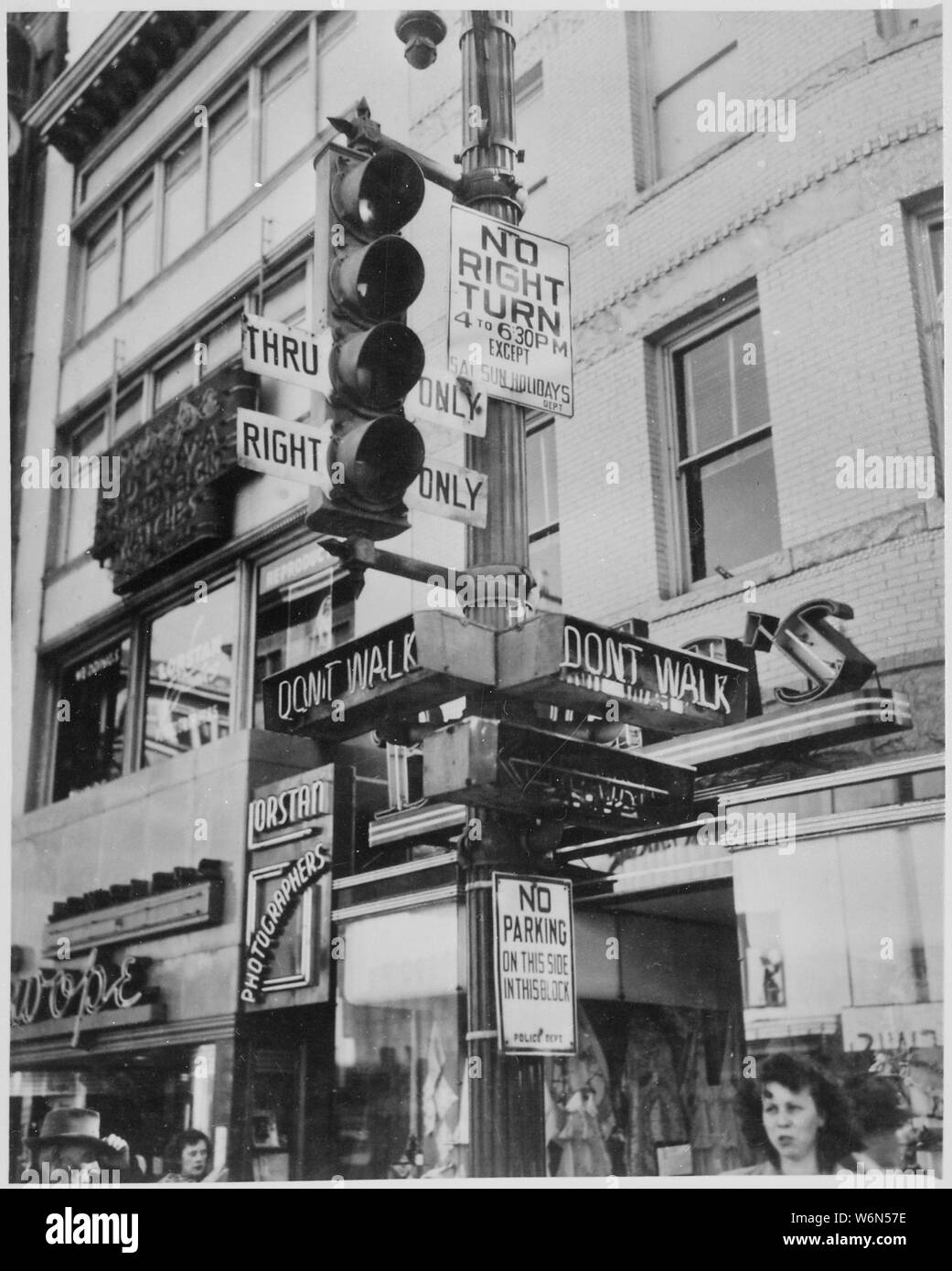 A piedi, non camminare a piedi, non girare a destra, attraverso il solo: una complessa del segnale di traffico a semplificati la Washington D.C., traffico, 1949 Foto Stock