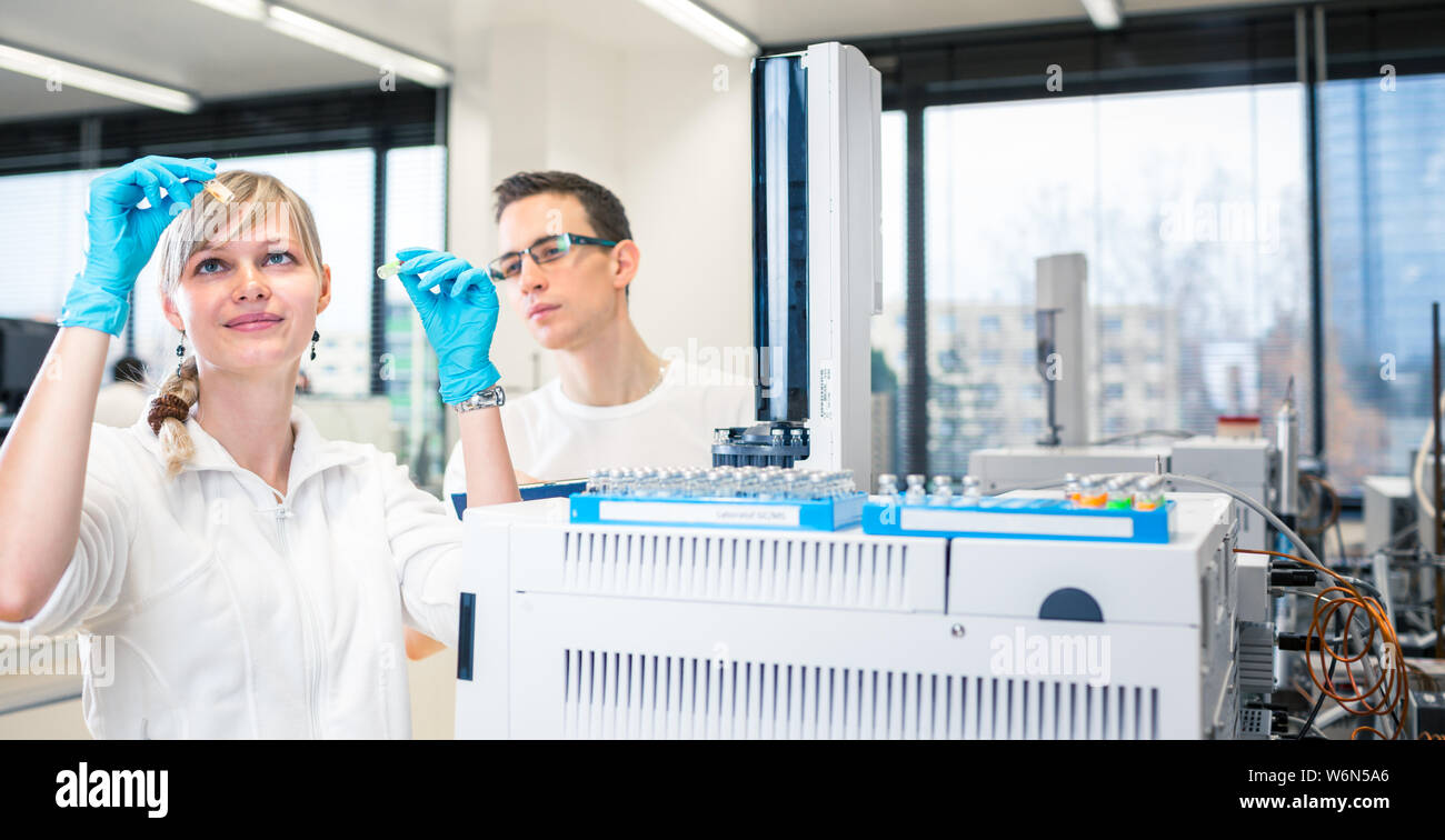Due giovani ricercatori di effettuare esperimenti in laboratorio (SHALLOW DOF; dai toni di colore immagine) Foto Stock