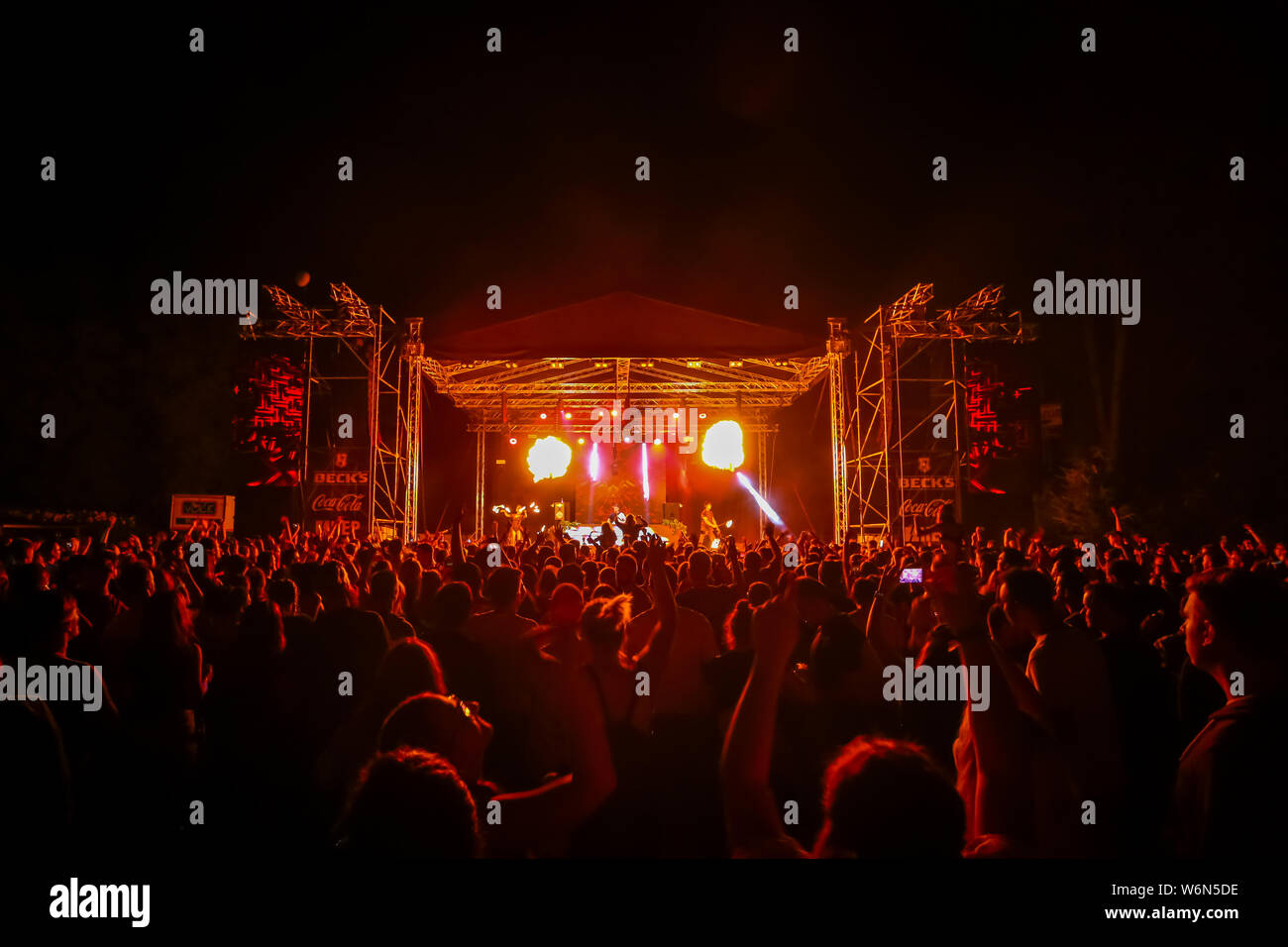 Brezje, Croazia - xx luglio, 2019 : vista posteriore della folla con lo stadio principale in background sul Forestland, ultimate forest musica elettronica festi Foto Stock